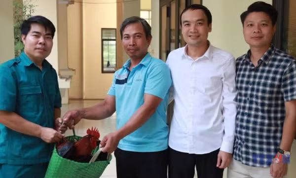 Người dân mang gà đến cảm ơn chủ tịch xã sau mưa lũ