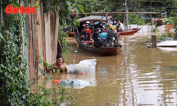 Nước sông Hồng dâng cao, người dân bãi giữa chạy đua với lũ