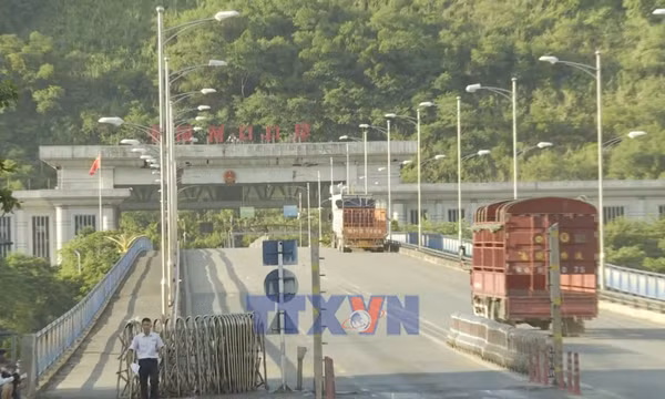 Xuất nhập khẩu qua Lào Cai trong ngày đầu năm
