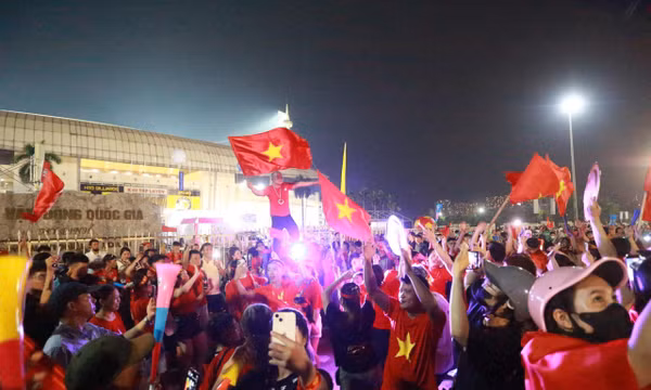 Người hâm mộ xuống đường ăn mừng Việt Nam vô địch ASEAN Cup 2026