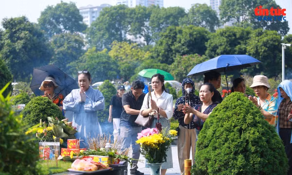 Người dân Hà Nội thành kính tri ân các anh hùng liệt sĩ dịp 27/7