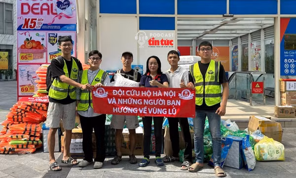 Người dân Hà Nội chung tay cùng cả nước hướng về đồng bào vùng lũ lụt