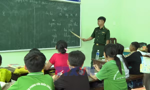 Lớp học tình thương của thầy giáo quân hàm xanh