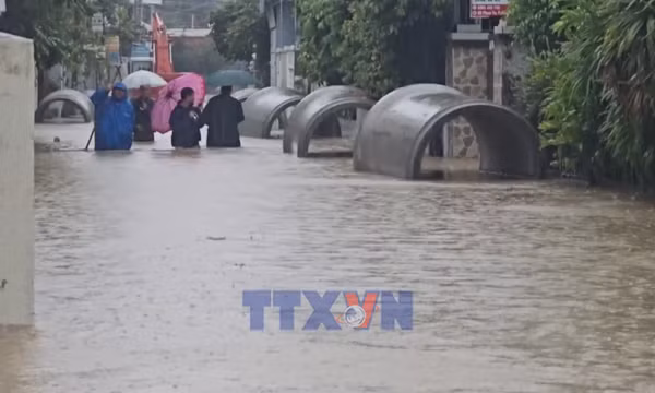 Khánh Hòa ứng cứu, tiếp tế cho người dân vùng ngập lụt
