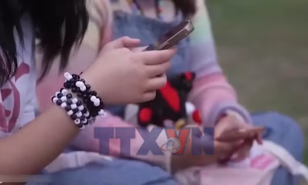 Khi mạng xã hội trở thành 'người thầy nguy hiểm' của trẻ em