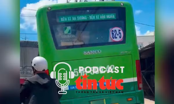 TP Hồ Chí Minh: Tài xế xe buýt chạy 'nửa xe trên vỉa hè' bị lập biên bản vì sợ trễ giờ