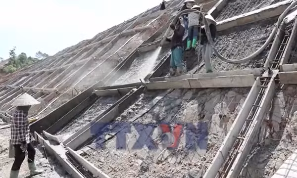 'Đội nắng, trắng đêm' trên công trường cao tốc