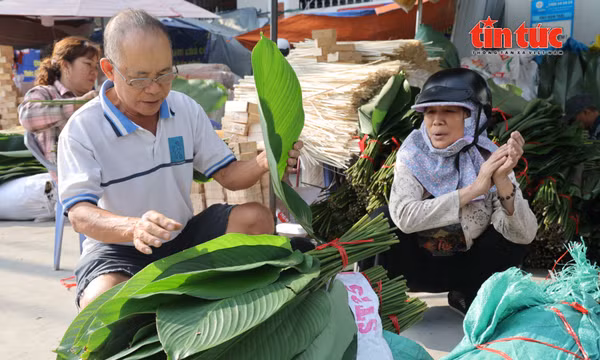 Tiểu thương chợ lá dong ngóng khách cận Tết