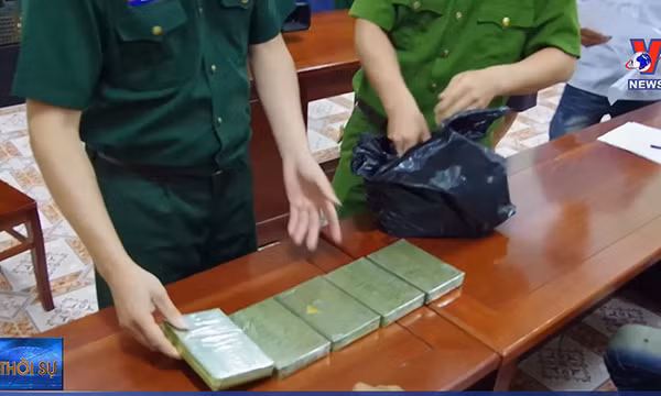 Sơn La: Bắt quả tang 4 đối tượng người Lào mua bán, vận chuyển trái phép 10 bánh heroin