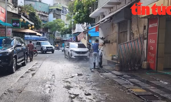 Phố Nhà Hỏa (quận Hoàn Kiếm) từ lâu đã trở thành phố kinh doanh rửa xe riêng của các hộ dân tại đây, khi vỉa hè, lòng đường đều được tận dụng triệt để làm bãi rửa xe. 