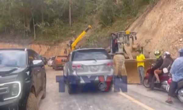 Lại đóng đường đèo Prenn do sạt lở