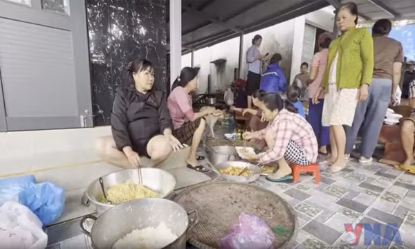 Đắk Lắk: Hộp cơm nóng trao gửi bà con trong mùa lũ