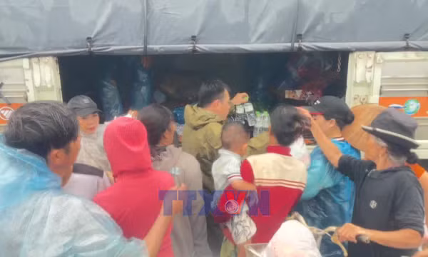 Cung cấp lương thực cho người dân vùng rốn lũ Đắk Lắk