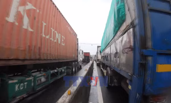 Mưa lũ gây tắc đường nghiêm trọng qua Đắk Lắk