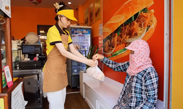 'Bánh mì treo’, ‘xôi treo’ - nhịp cầu kết nối những tấm lòng nhân hậu