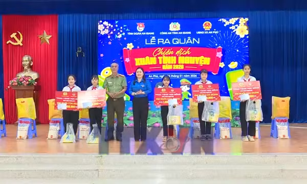 Mang Tết sớm đến với người nghèo vùng biên giới An Giang