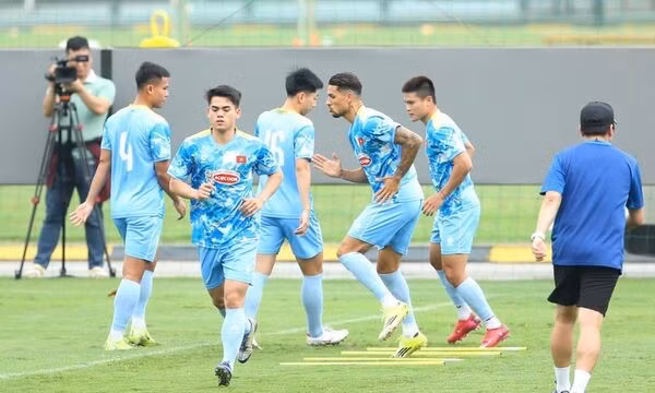 Khuất Văn Khang: 'Xuân Son hay Hoàng Hên cũng phải cạnh tranh để đá chính'