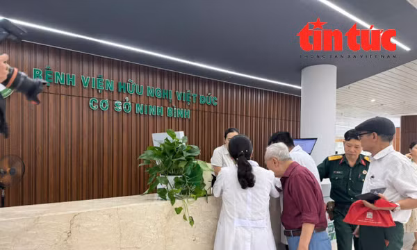 Hàng trăm người dân đến khám bệnh trong ngày khai trương Bệnh viện Việt Đức cơ sở Ninh Bình