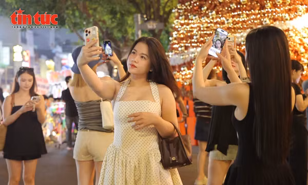 Giới trẻ hào hứng check-in tại những điểm trang trí Giáng sinh rực rỡ