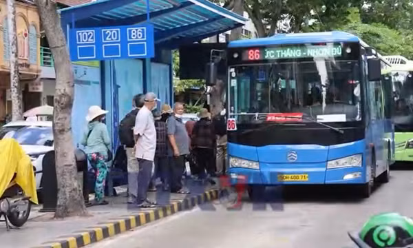 Người dân hào hứng trong ngày đầu miễn vé xe buýt