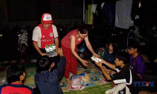 Tình người trong cơn lũ lịch sử