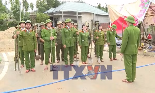 Công an thành phố Huế thần tốc xây dựng nhà cho người dân sau lũ 