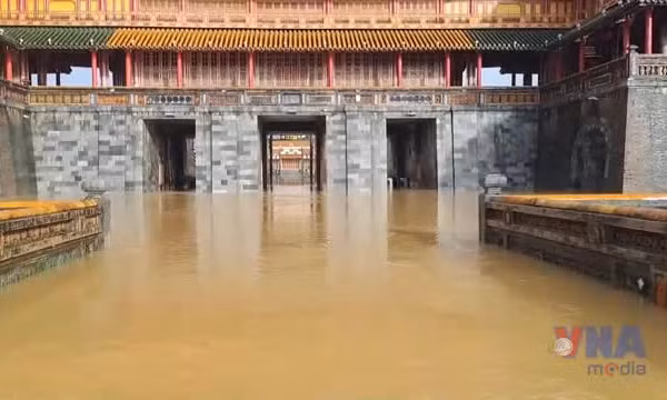 Đại Nội Huế ngập sâu trong nước lũ
