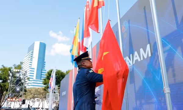Quốc kỳ Việt Nam tung bay tại Lễ thượng cờ SEA Games 33