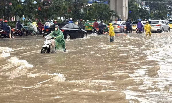 Tổng hợp các 'phố hóa sông' tại Hà Nội sáng 7/10