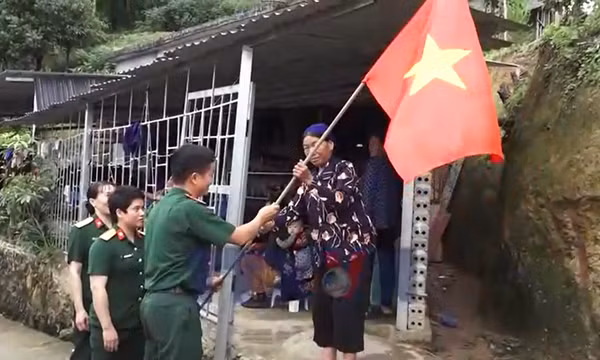 Thắm đỏ sắc cờ Tổ Quốc và hình ảnh Bác Hồ nơi biên cương