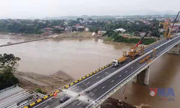 Cầu Phong Châu - công trình biểu tượng của tinh thần vì Nhân dân phục vụ 