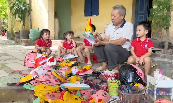 Nỗ lực bảo tồn nghề làm đồ chơi Trung thu truyền thống thôn Ông Hảo 