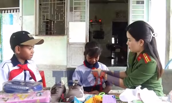 Khi Công an xã là cha mẹ nuôi của trẻ mồ côi