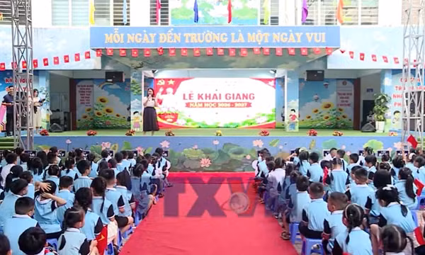 Khai giảng năm học mới trực tiếp kết hợp trực tuyến