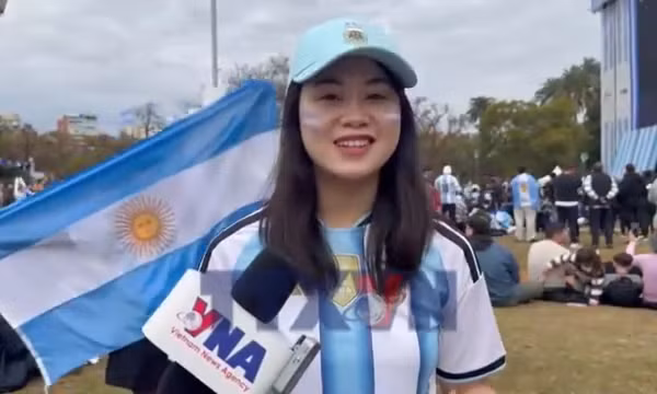 Cổ động viên Việt Nam cháy hết mình cùng Argentina