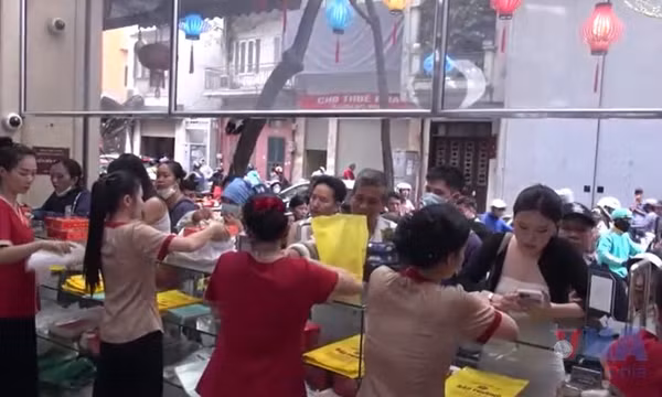 Bánh Trung thu truyền thống hút khách 