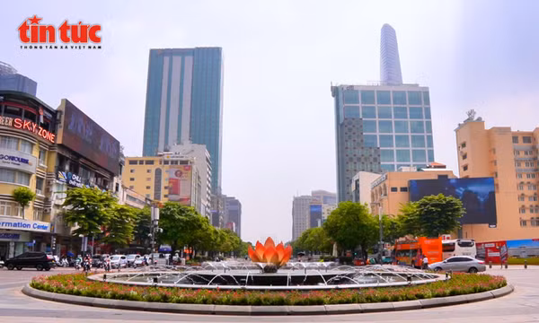 Người dân phấn khởi khi 'đất vàng' được cải tạo thành vườn hoa Tết