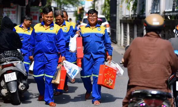 Công nhân thoát nước đô thị TP Hồ Chí Minh vui đón Tết sớm
