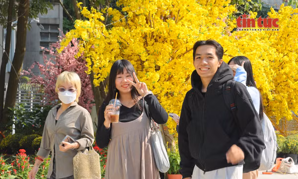Người dân hào hứng trải nghiệm không gian sắc xuân tại công viên Phan Đình Phùng