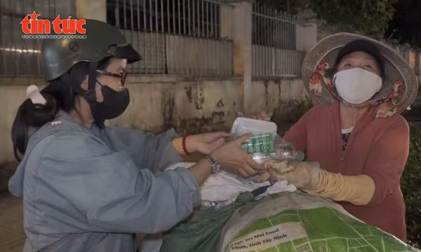 Những suất ăn đêm nhẹ lòng gánh mưu sinh