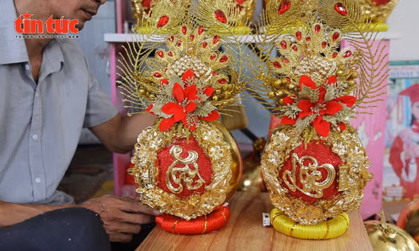 Nghề chế tác dừa dát vàng 24k tất bật vào mùa Tết