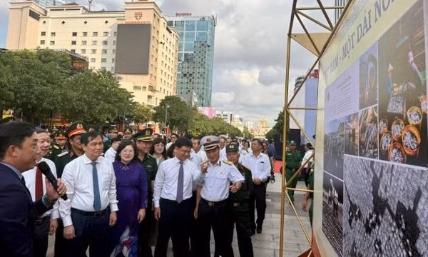 Khai mạc triển lãm ảnh 'Việt Nam - Một dải non sông'