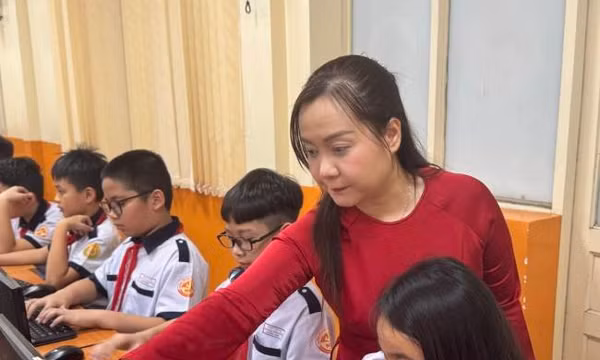 Từ tấm thiệp AI của học trò đến danh hiệu Nhà giáo dục số 2025 