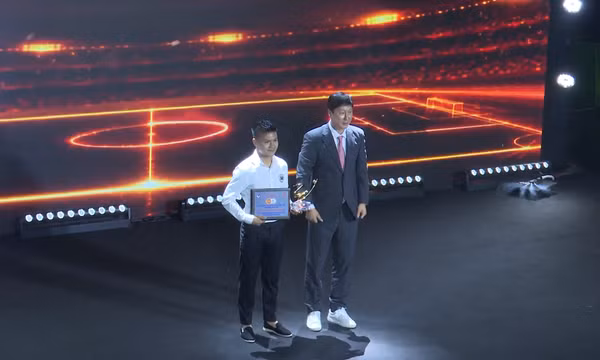 Quang Hải được vinh danh Cầu thủ xuất sắc nhất V-League 2025/26