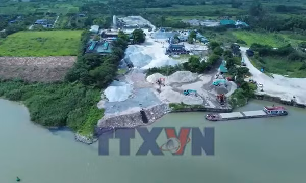 Ngang nhiên xả thải ra sông Đuống