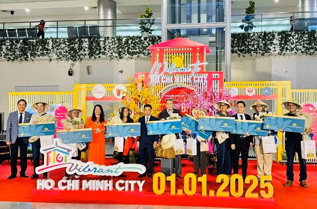 TP Hồ Chí Minh đón đoàn khách du lịch đầu tiên trong năm 2025 