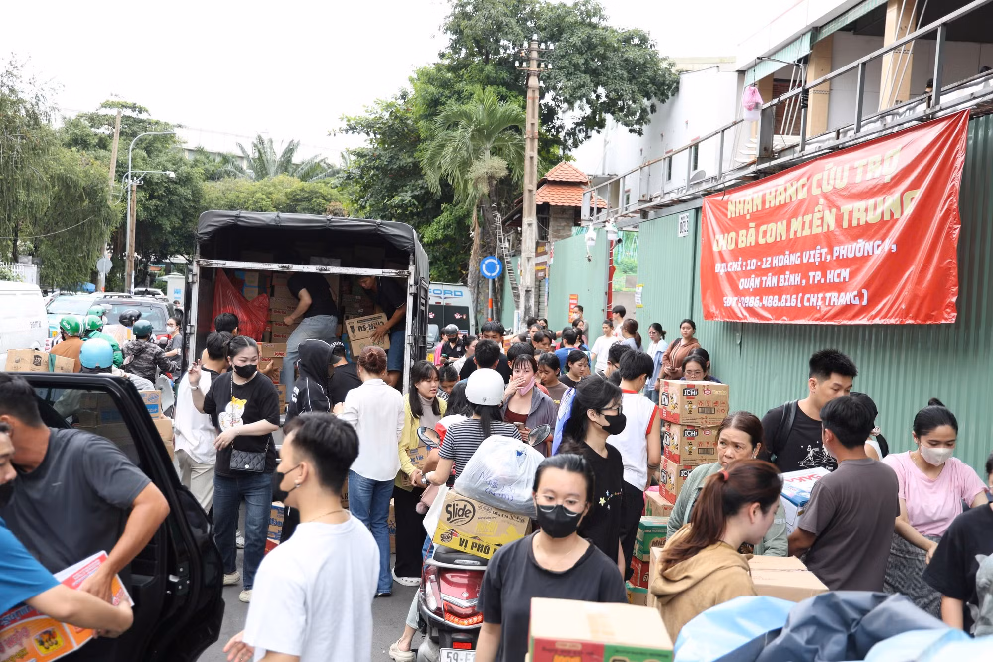 TP Hồ Chí Minh chuyển hàng trăm tấn hàng chovùng lũ