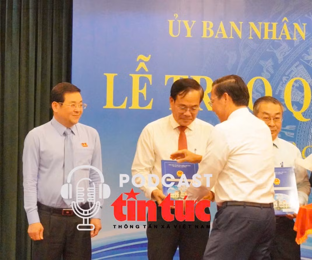 TP Hồ Chí Minh trao quyết định lãnh đạo chủ chốt 7 Sở vừa thành lập