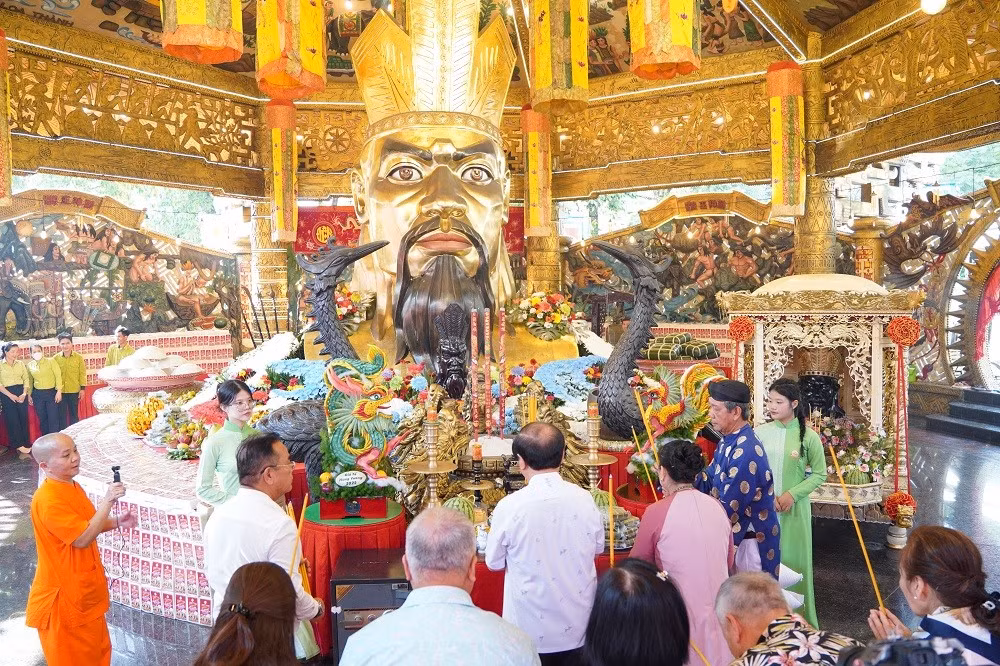 Đông đảo người dân đến các khu vui chơi, giải trí ngày Giỗ Tổ Hùng Vương