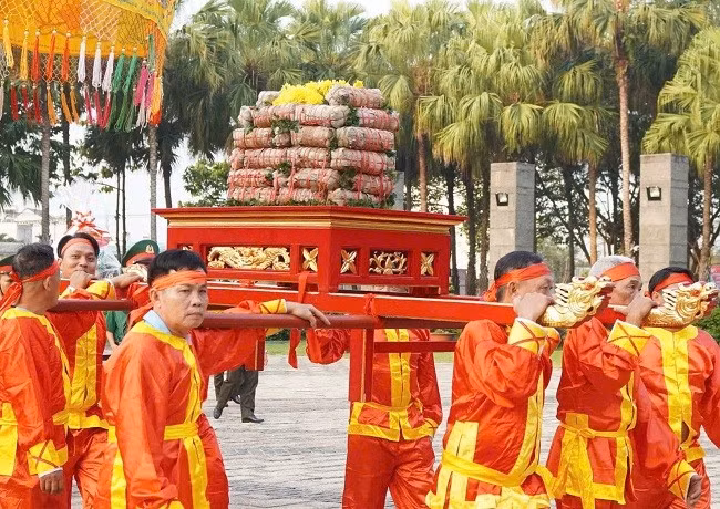 Dâng bánh Tét lên Quốc tổ Hùng Vương và Đức Lễ Thành Hầu Nguyễn Hữu Cảnh